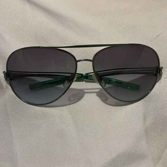 Jennifer Lopez Green and Black Aviator Sunglasses with Gradient Lenses main image 15